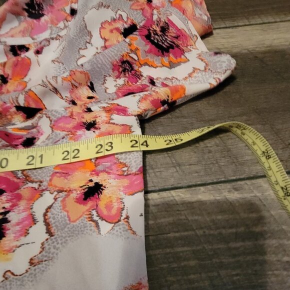 Free 2 Luv 1X open scoop neck detail.  Cold shoulder top - Picture 6 of 9